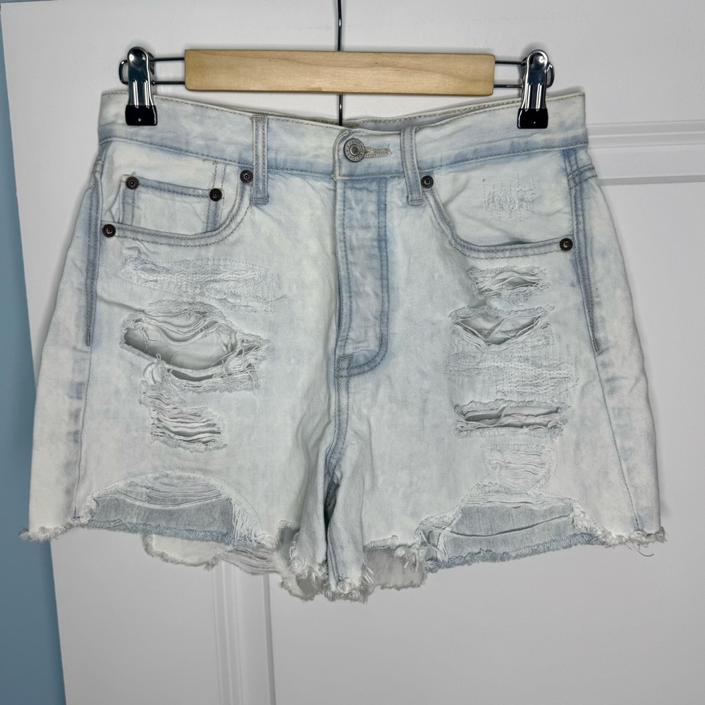 🍓6/$15🍓 American Eagle Light Wash Distressed Denim Shorts Size 4 - Picture 3 of 5